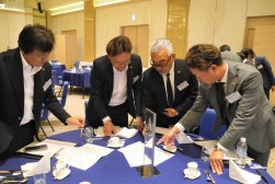 各テーブルごとに話し合いながら課題解決