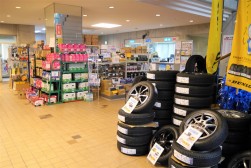 タイヤ・ホイールやバッテリーの販売など購買部門が活発