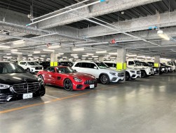 立体ストックヤード内には良質車が並ぶ