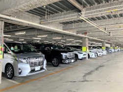 立体ストックヤード内には良質車が並ぶ