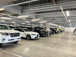 立体ストックヤード内には良質車が並ぶ