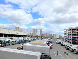 会場前には大型車が所狭しと並ぶ