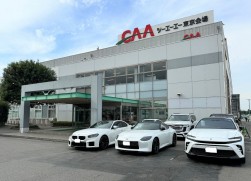 会場前に良質の出品車が並ぶ