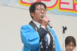 セリ前にあいさつを述べる加藤理事長