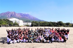 桜島をバックに参加者全員で記念撮影