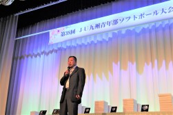 懇親会であいさつを述べる長野指導環境委員長