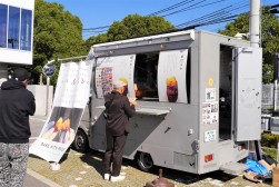 会場前にはキッチンカーが来場した