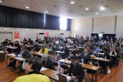 多数のバイヤーが集まり活気あふれるセリ