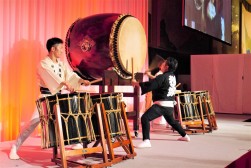 迫力あふれる和太鼓演奏でスタート