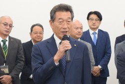 あいさつを述べるJU中販連・海津会長