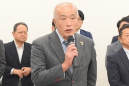 あいさつを述べるJU中販連・奥村流通委員長