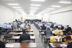 セリ会場は多くの会員で埋まった