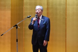 交流会であいさつをのべる松本理事長