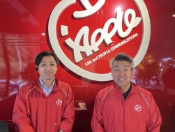 営業の下田さん（左）と荒マネージャー（右）