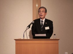 大会冒頭であいさつに立つ石川理事長