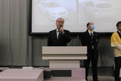 あいさつを述べる小野田理事長