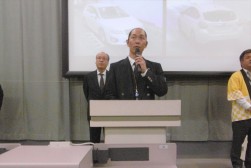 あいさつを述べる中川流通委員長