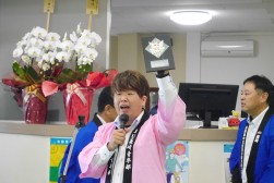 森川青年部会長がソフトボール大会「３位」入賞の盾を掲げて報告