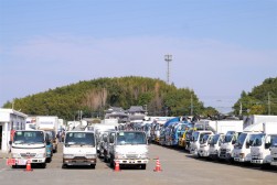 会場内には多くの出品車が並んだ