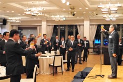 ＪＵコーポレーションの鈴木副会長が乾杯の発声