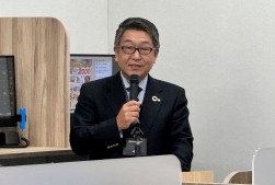 あいさつに立つ堀内常務理事