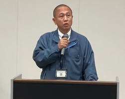 あいさつに立つ竹原会場長代行