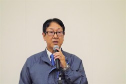 新美会場長が感謝の言葉を述べた