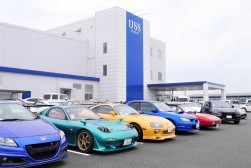 会場前には色とりどりの名車が集まり、華やかな記念開催