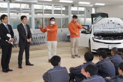 ハイブリッド車の構造を学んだ