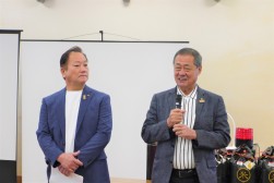 小松理事長があいさつを述べた（写真右）