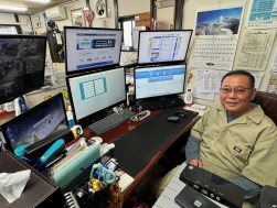 相場研究に余念がない三枝社長のデスクはデイトレーダーのよう