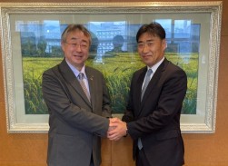 堅い握手を交わす第一交通産業グループの田中社長（左）とＳＯⅯＰＯオークスの市川社長（右）