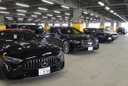 立体ストックヤード１階には高額車が並ぶ