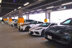 立体ストックヤード１階には高額車が並ぶ