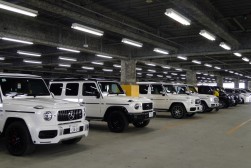 立体ストックヤード１階には高額車が並ぶ