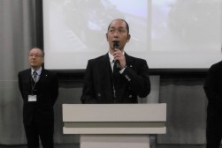 あいさつを述べる中川流通委員長