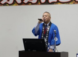 あいさつに立つ安田社長