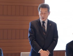 会見で今年を振り返るとともに来年の抱負を述べる海津会長