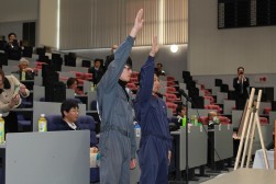 選手宣誓を行うJU札幌・富田さん（左）とJU釧路・佐藤さん（右）