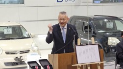 選手にエールを送る近藤検査委員長（JU札幌）