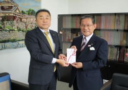 大和郡山市役所で寄付金贈呈式を行った