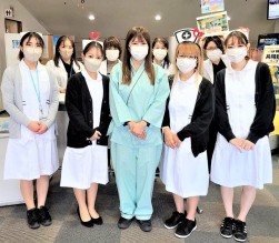 看護士に扮してレディース企画を実施