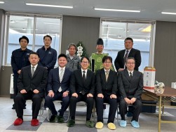新美執行役員や関係者が集まり竣工式