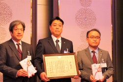 交通遺児育成のための寄付金を贈呈