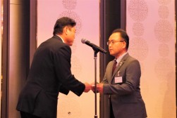 出口会長・理事長が寄付金の目録を手渡した
