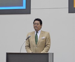 移転セレモニーで挨拶に立つＪＢＡ西村竜社長