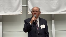 あいさつに立つ佐藤理事長