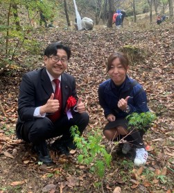 越谷市長（左）とＪＵ東京の平塚課長