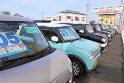 店頭には「ワンオーナー車」の良質中古車が並ぶ（マンデー）