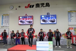 セリ開始前のセレモニーでは青年部会員が登壇した